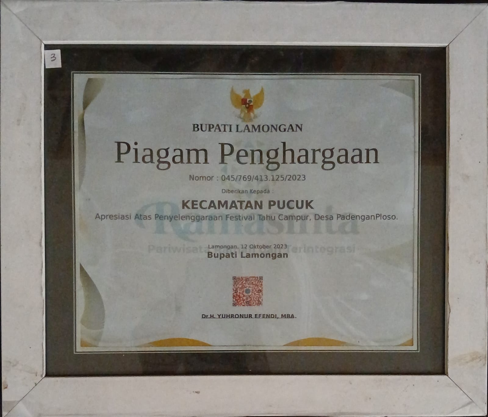 Foto: Penghargaan Kecamatan Pucuk atas Penyelenggaraan Festival Tahu Campur Desa Padenganploso