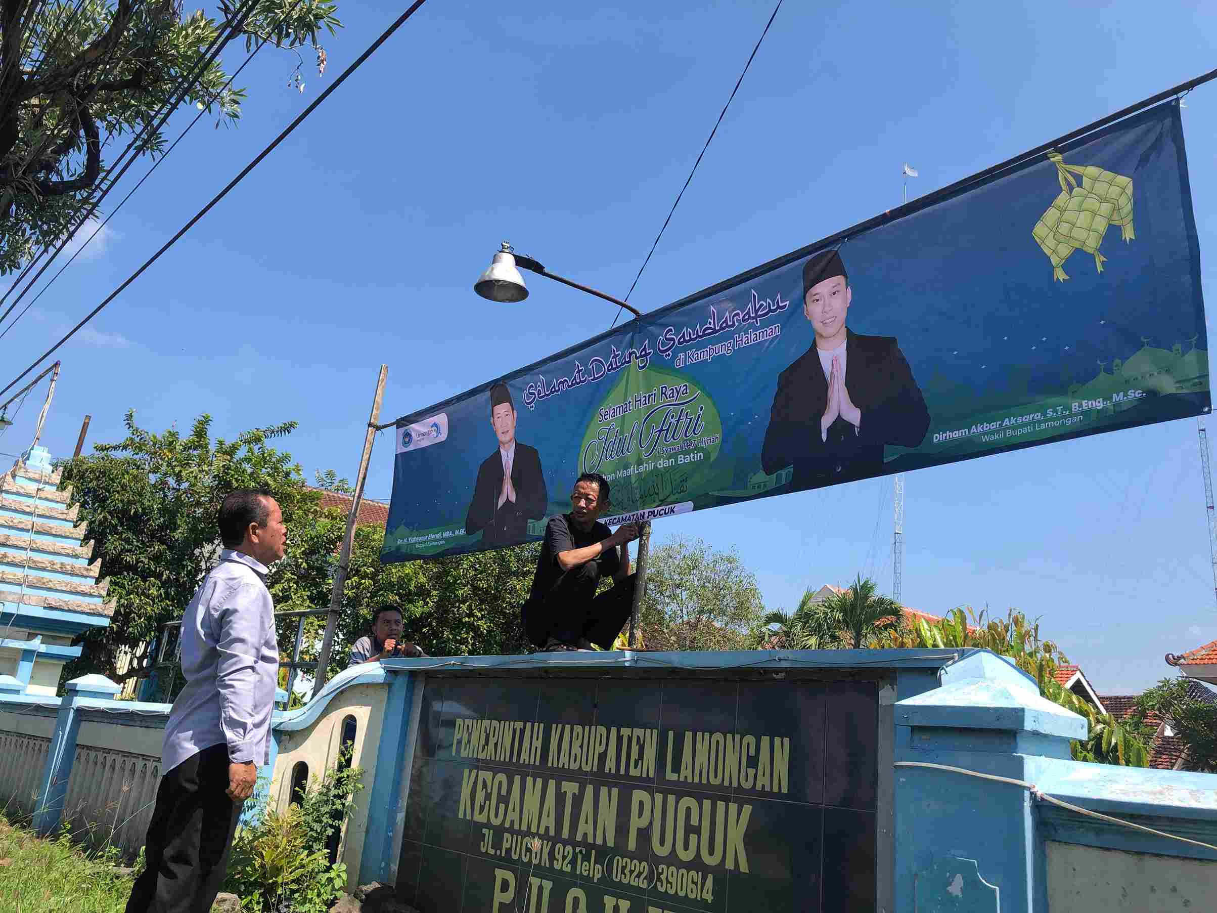 Kegiatan Pemasangan Banner Uacapan Hari Raya Idul Fitri ke 1447 H Kantor Kecamatan Pucuk 2026