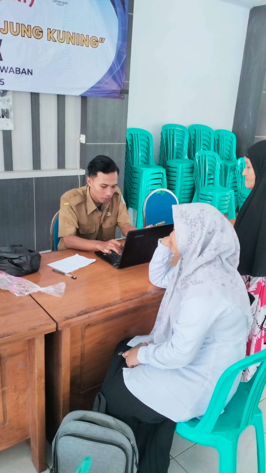 Foto: Kegiatan Pelayanan Jemput Bola Pengaktifan IKD di Desa Ngambeg dan Desa Paji Kecamatan Pucuk