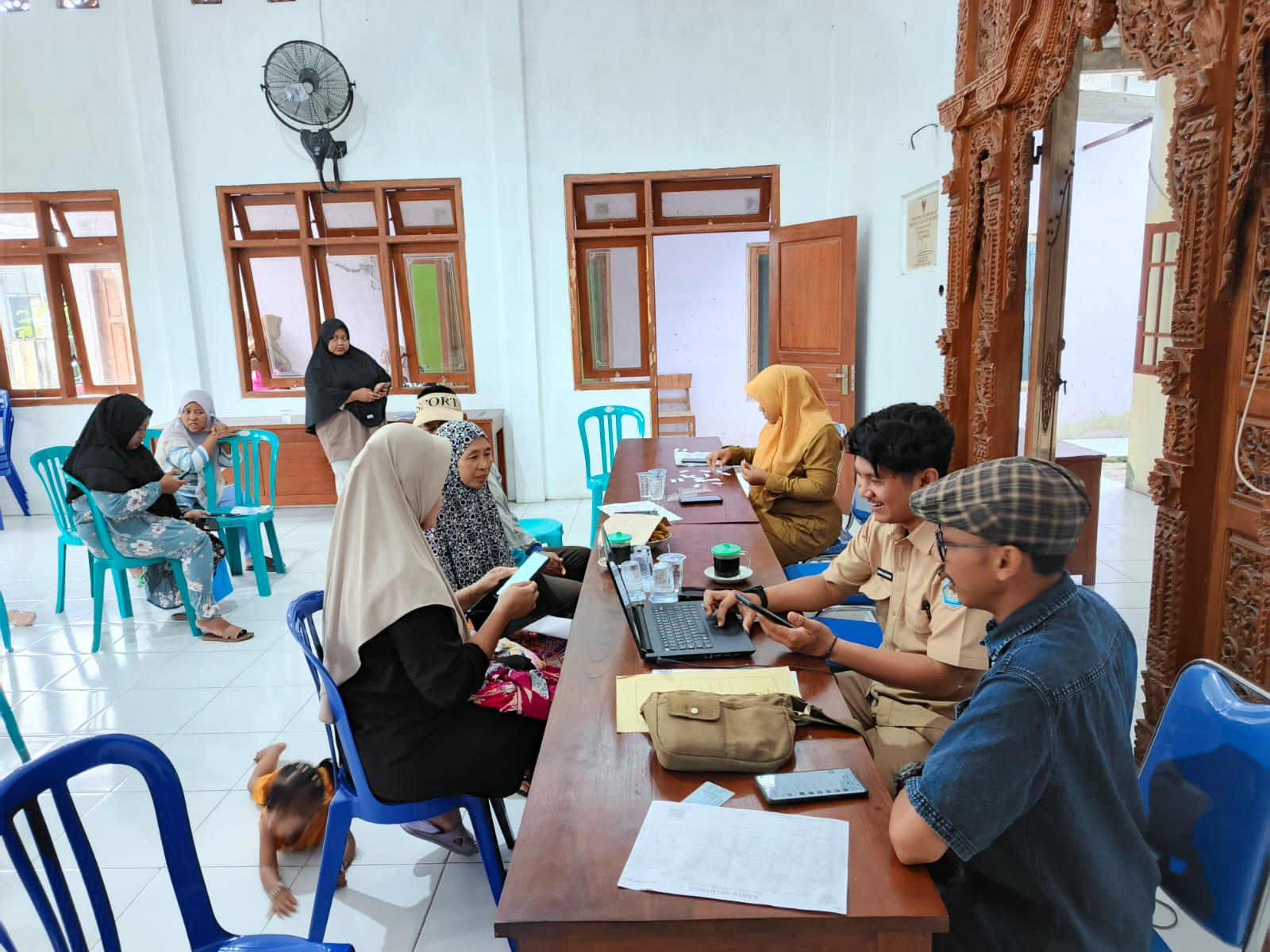 Foto: Progam pendaftaran Identitas Kependudukan Digital (IKD ) jemput bola di Balai Desa Waruwetan Kecamatan Pucuk Kabupaten Lamongan