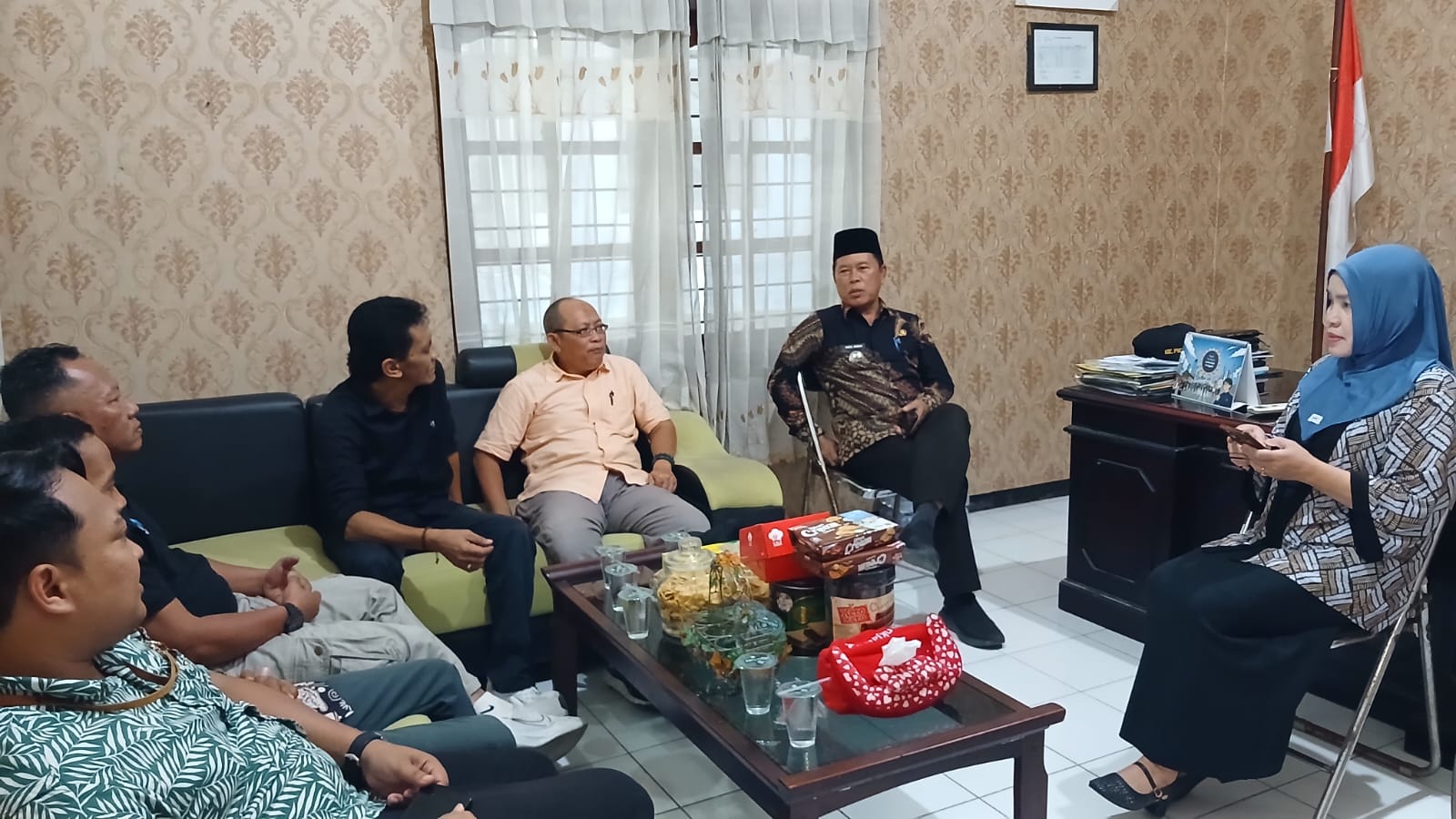 Foto: Koordinasi terkait penyediaan tanah reservoarp untuk pemasangan Tandon Air pada Desa Kecamatan Pucuk 2026