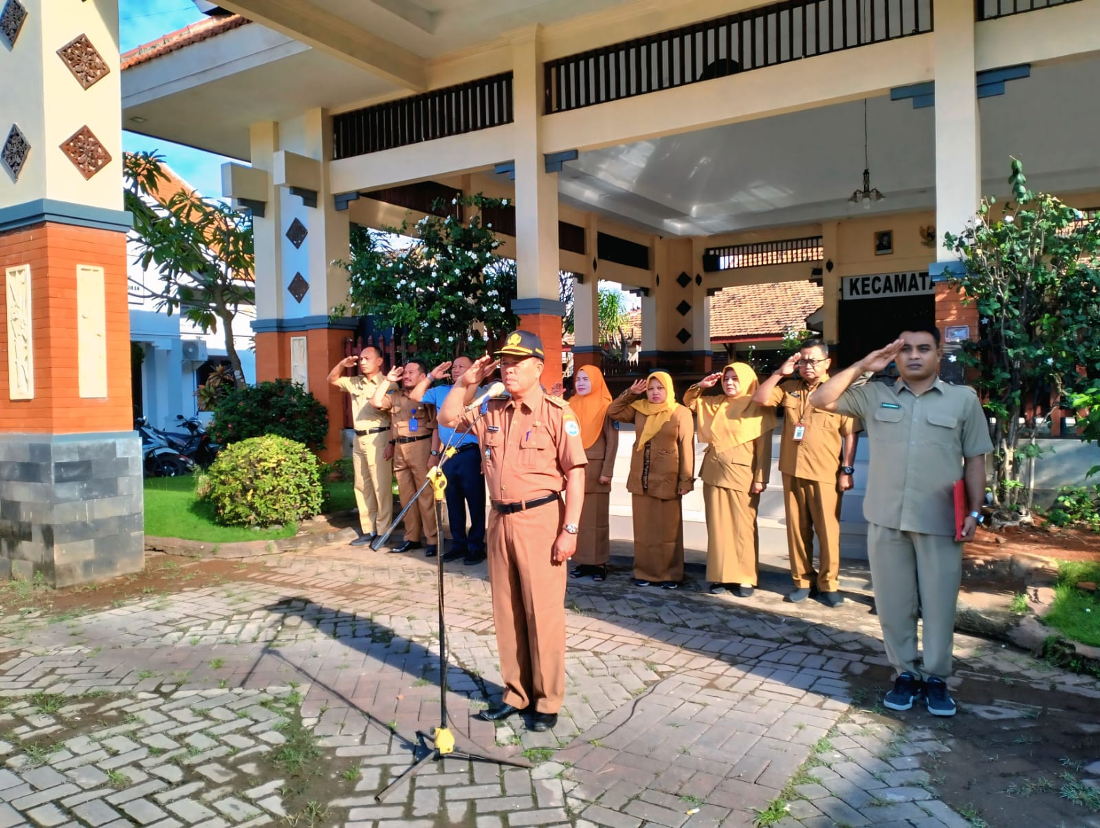 Foto: KEGIATAN APEL SENIN PAGI PEGAWAI BESERTA UPT SE KECAMATAN PUCUK KABUPATEN LAMONGAN