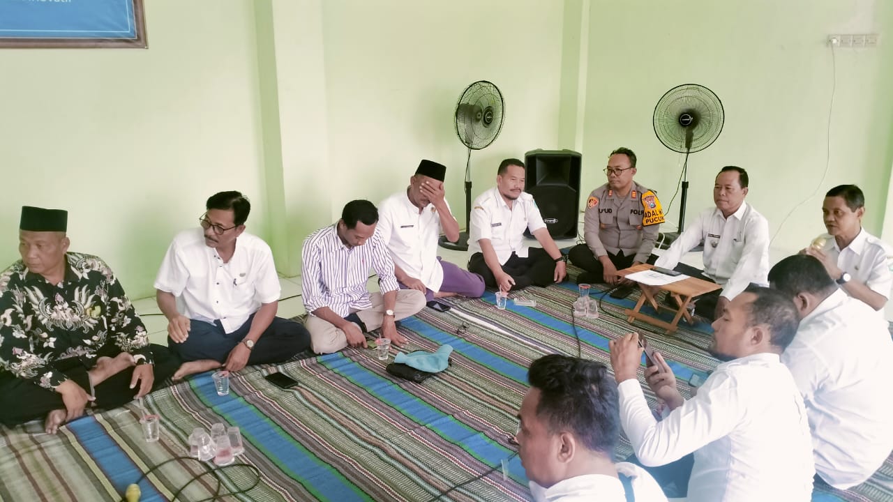 Foto: RAPAT PEMBAHASAN PEMBANGUNAN MUSHOLLA KANTOR KECAMATAN PUCUK