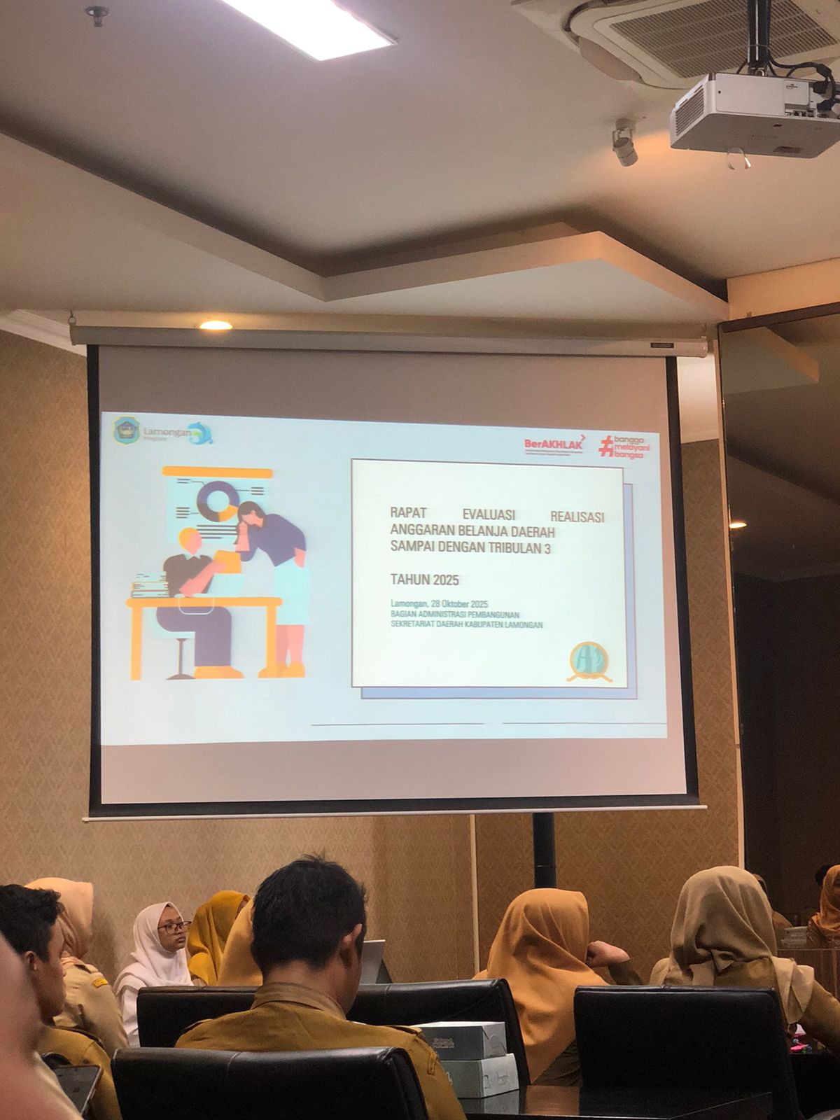 Foto: STAF PERENCANAAN, EVALUASI DAN KEUANGAN KECAMATAN PUCUK MENGHADIRI RAPAT EVALUASI REALISASI ANGGARAN BELANJA DAERAH SAMPAI DENGAN TRIBULAN 3 2025