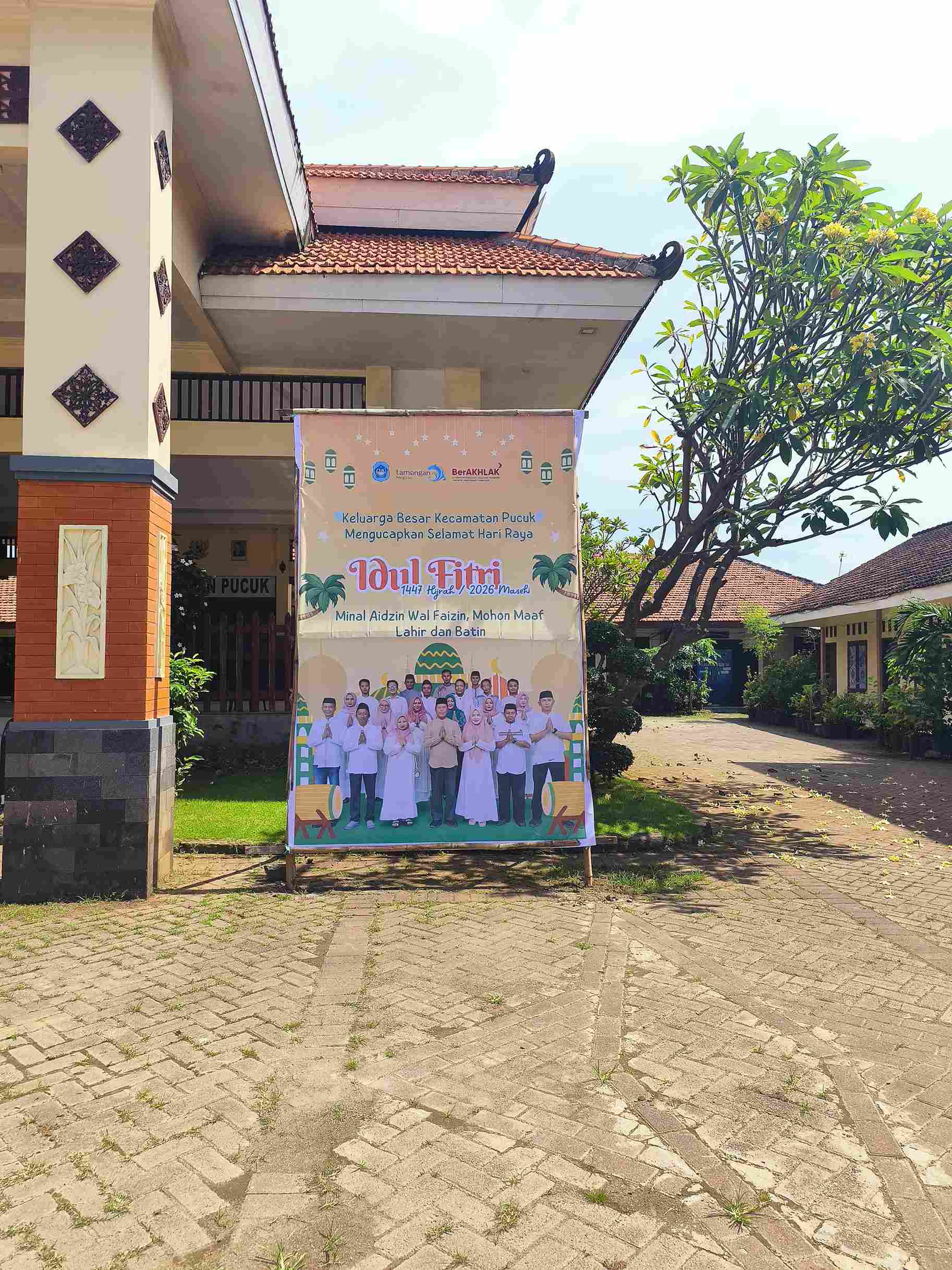 Pelaksanaan Pemasangan Benner Ucapan Hari Raya Idul Fitri ke 1447 Hijriyah Dari Keluarga Besar Kantor Kecamatan Pucuk 2026
