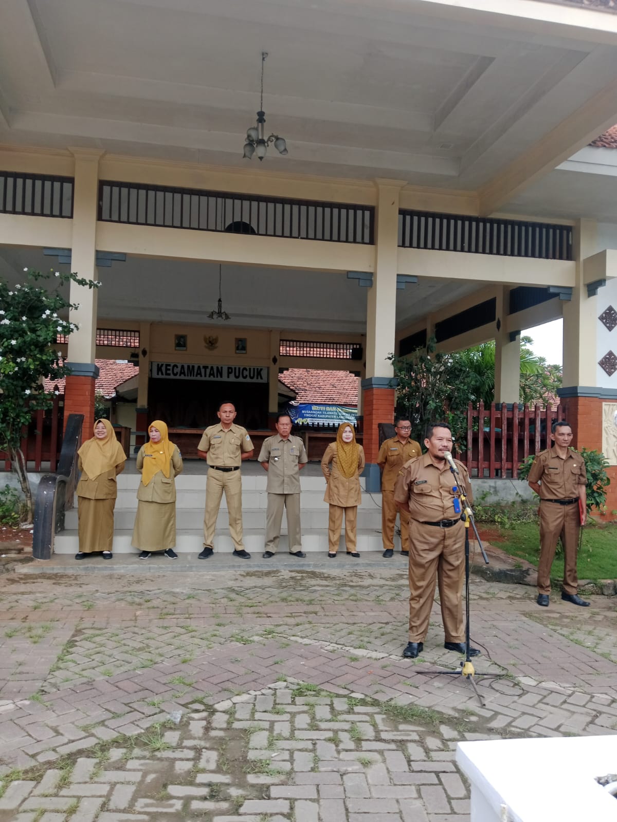 Foto: KEGIATAN APEL SENIN PAGI PEGAWAI KANTOR KECAMATAN PUCUK BERSAMA UPT SE KECAMATAN PUCUK