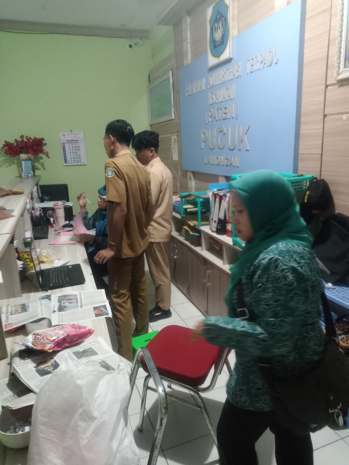 Foto: Kegiatan Rutinitas Pelayanan Masyarakat Terkait Administrasi Kependudukan Kantor Kecamatan Pucuk 2026