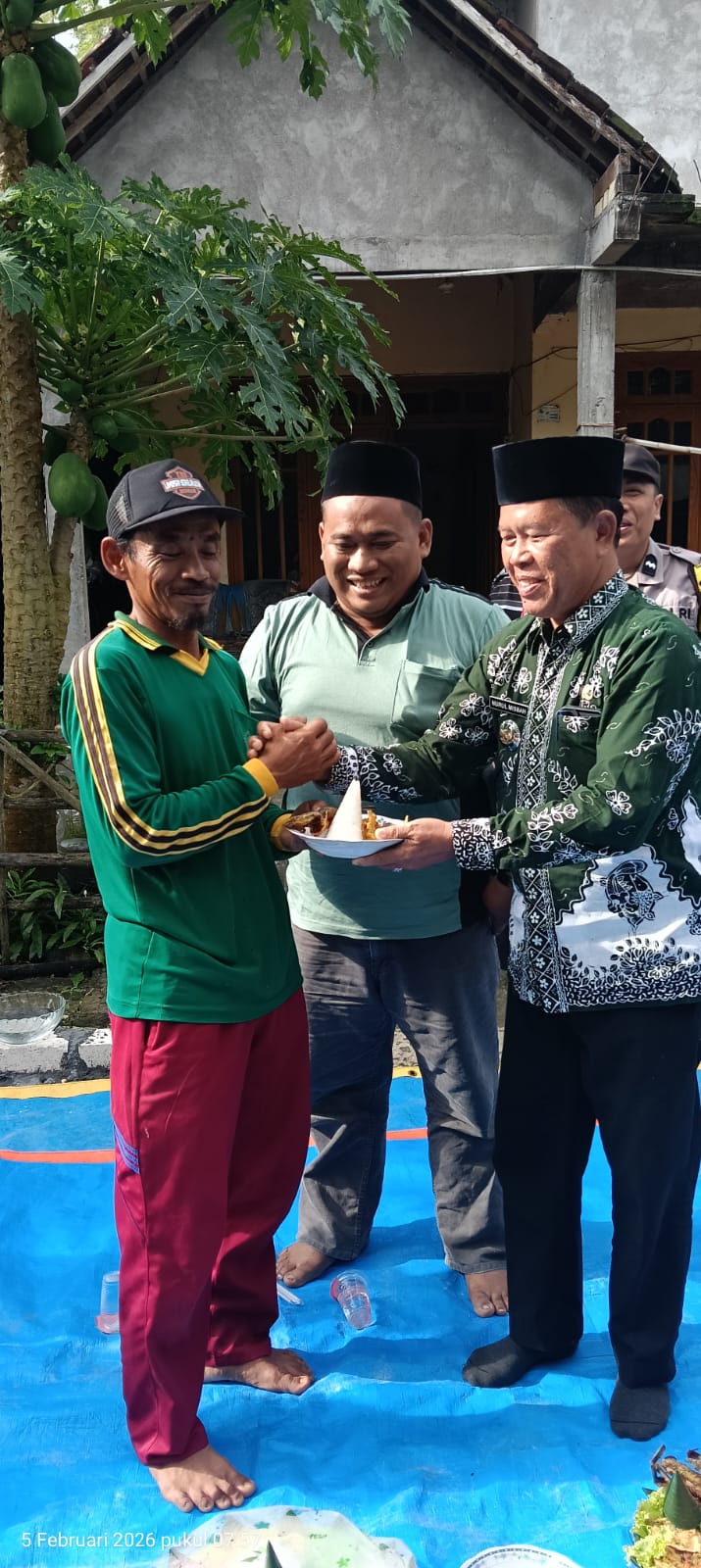 Foto: Camat Pucuk beserta Danramil Pucuk Mengikuti Acara Tasyakuran dalam Rangka Pengecoran Rabat Beton Di Desa Plososetro Kec.Pucuk Kab.Lamongan 2026