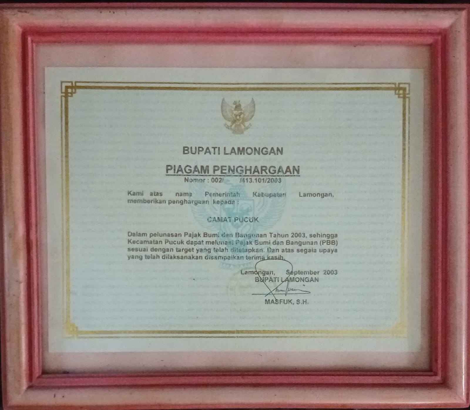 Foto: Penghargaan Kecamatan Pucuk Dalam Pelunasan Pajak Bumi dan Bangunan pada Tahun 2003