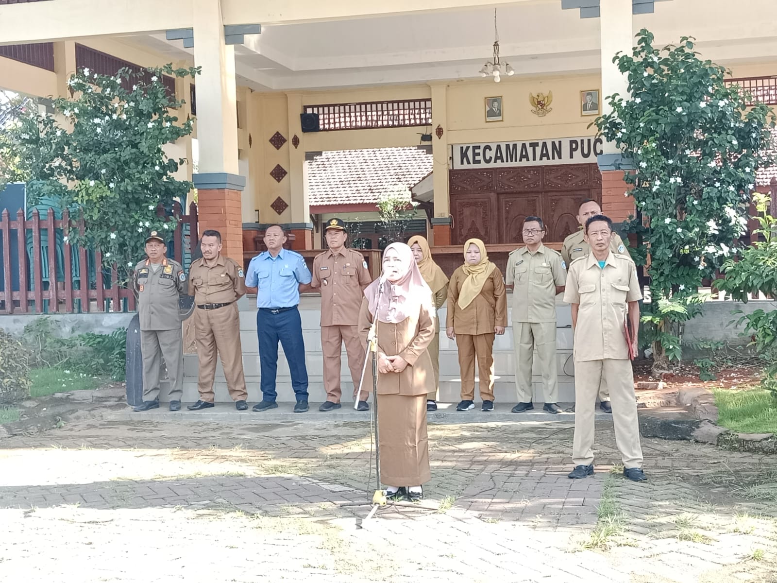 Foto: Kegiatan Apel Pagi Senin Pegawai Kecamatan Pucuk Bulan April Tahun 2026