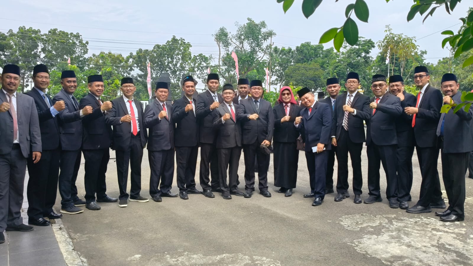 Foto: CAMAT PUCUK MENGIKUTI UPACARA PERINGATAN HARI PAHLAWAN TAHUN 2025 KABUPATEN LAMONGAN DI ALUN-ALUN LAMONGAN