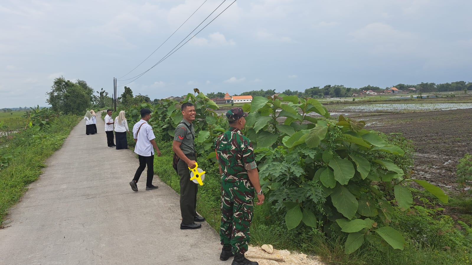 Foto: SURVEY DAN PENGUKURAN LAHAN PEMBANGUNAN KOPERASI DESA MERAH PUTIH DESA BUGOHARJO KECAMATAN PUCUK