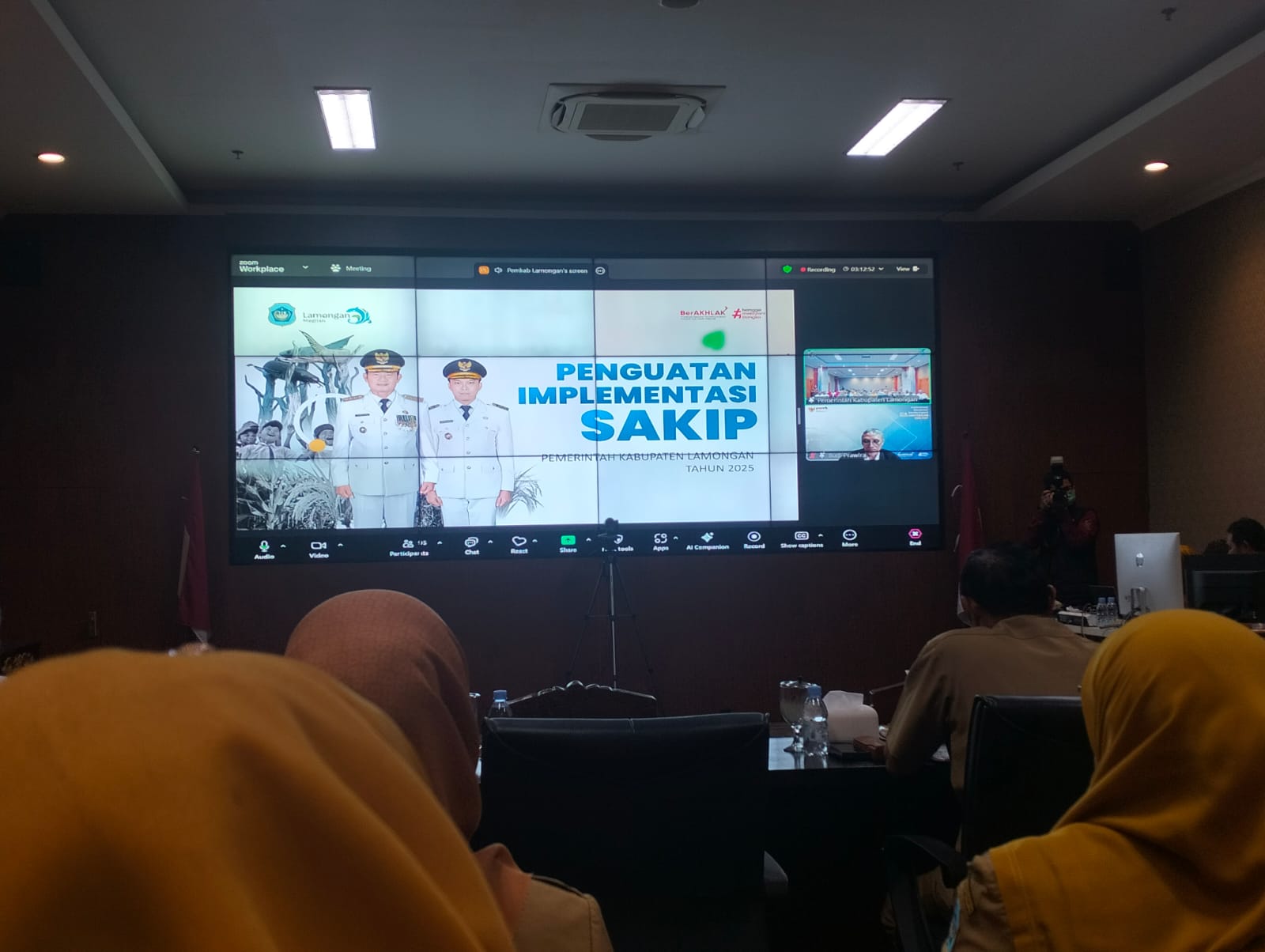 Foto: CAMAT PUCUK MENGHADIRI RAPAT PENGUATAN IMPLEMENTASI SAKIP PEMKAB LAMONGAN SERTA PENGARAHAN DARI KEMENPANRB RI