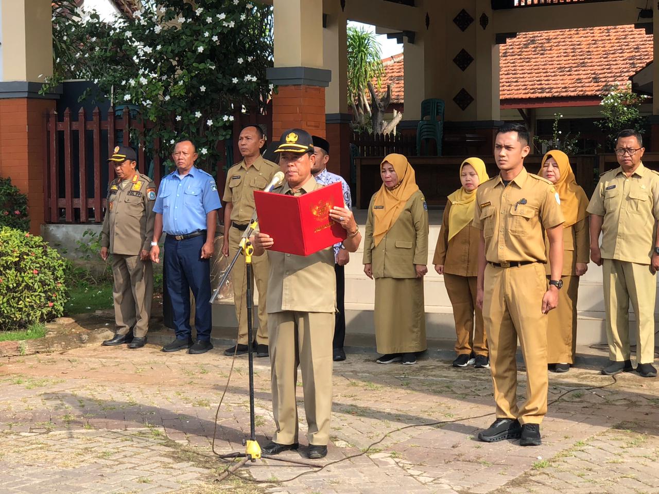 Foto: Kegiatan Rutinitas Apel Senin pegawai Kecamatan Pucuk di Halaman Kantor Kecamatan Pucuk Kabupaten Lamongan