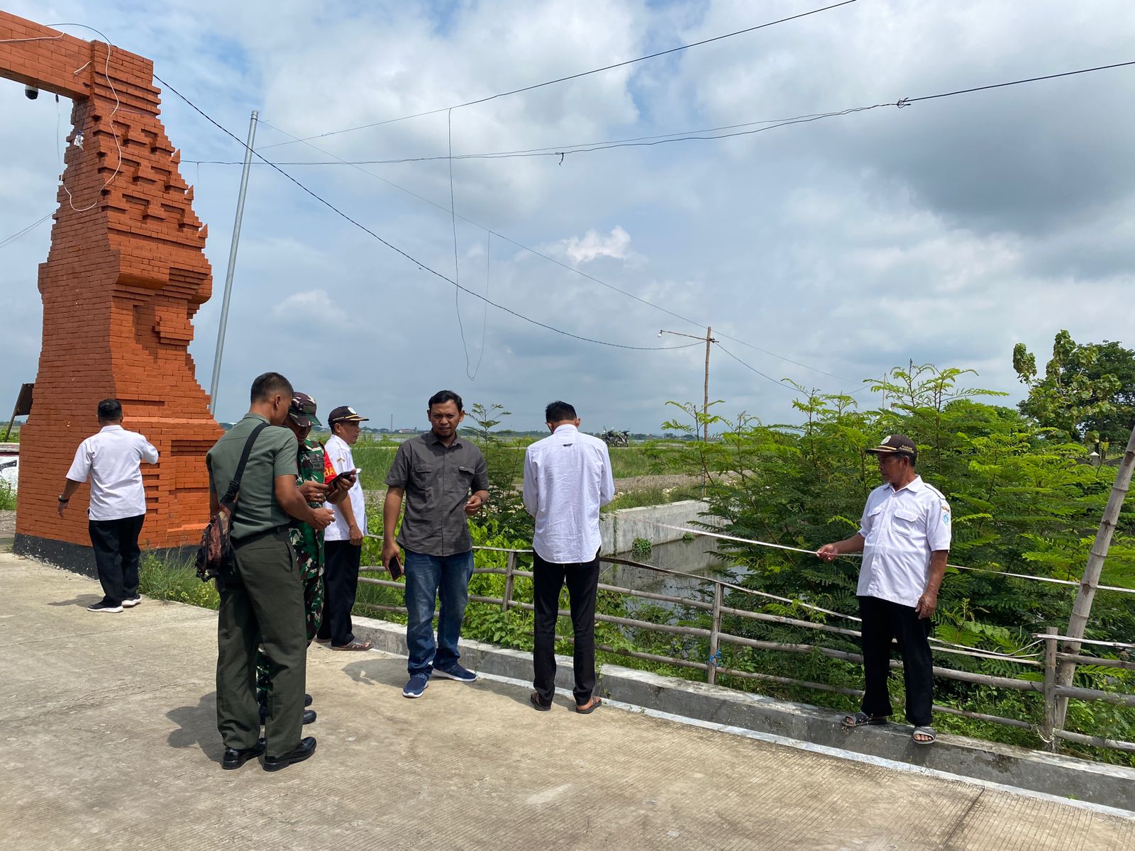 Foto: SURVEY DAN PENGUKURAN LAHAN PEMBANGUNAN KOPERASI DESA MERAH PUTIH DESA PLOSOSETRO KECAMATAN PUCUK