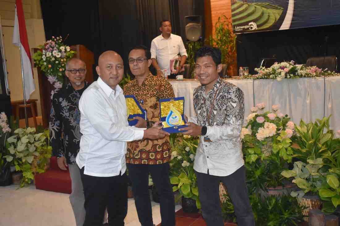 Foto: PEMBERIAN CINDERA MATA KEPADA SELURUH NARASUMBER PADA ACARA BIMTEK TEKNIS PENGELOLA IRIGASI