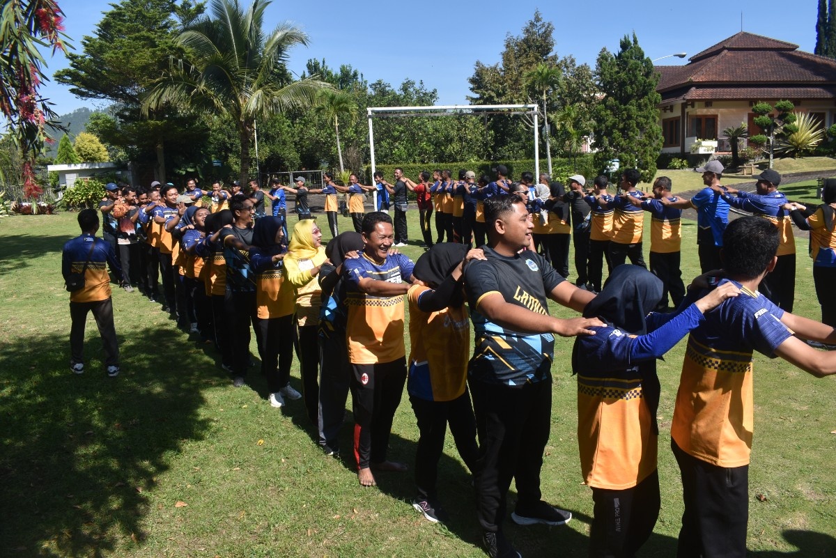 Foto: Seru dan Penuh Kebersamaan, SDABK Lamongan Gelar Fun Game Tingkatkan Soliditas Pegawai