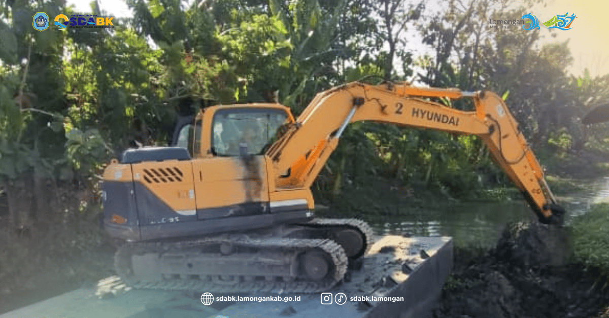 Foto: Optimalisasi Fungsi Saluran Perkotaan, Dinas SDABK Lakukan Pengerukan Sedimentasi di Kali Dapur