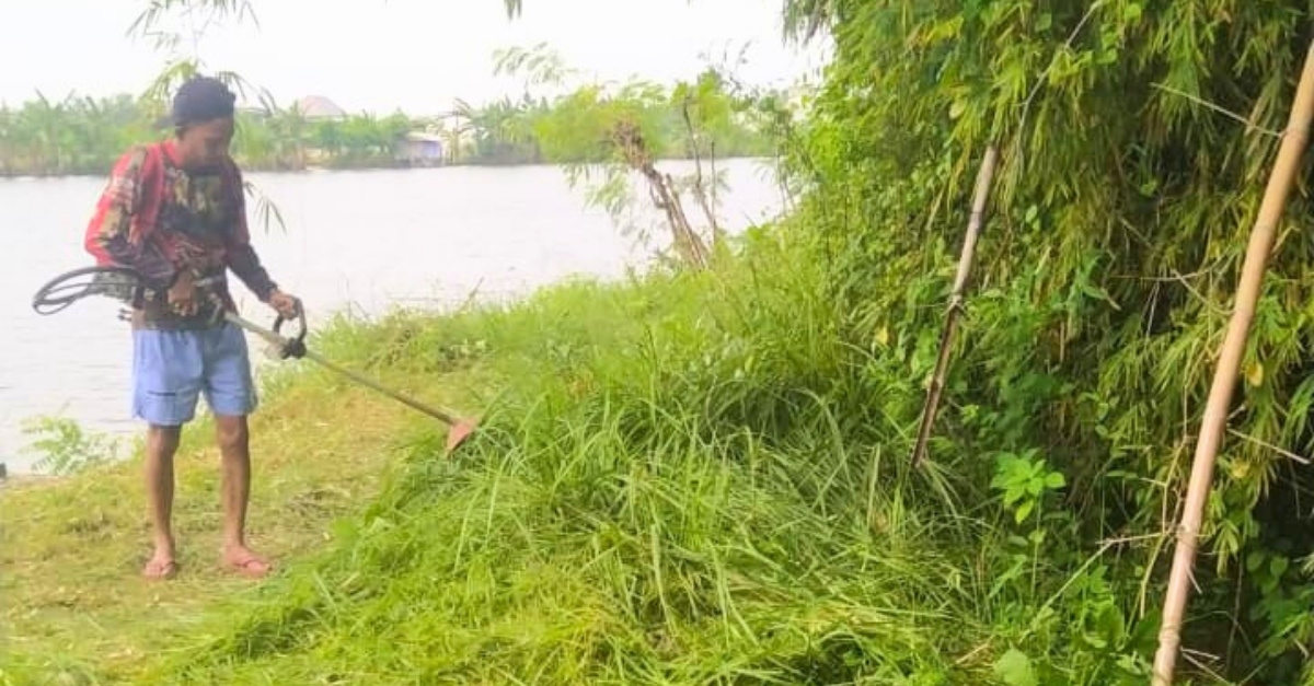 Foto: Pemeliharaan Rutin Pembersihan Rumput di Sekitaran Saluran Pintu Air 1 Daerah Irigasi Waduk Palangan