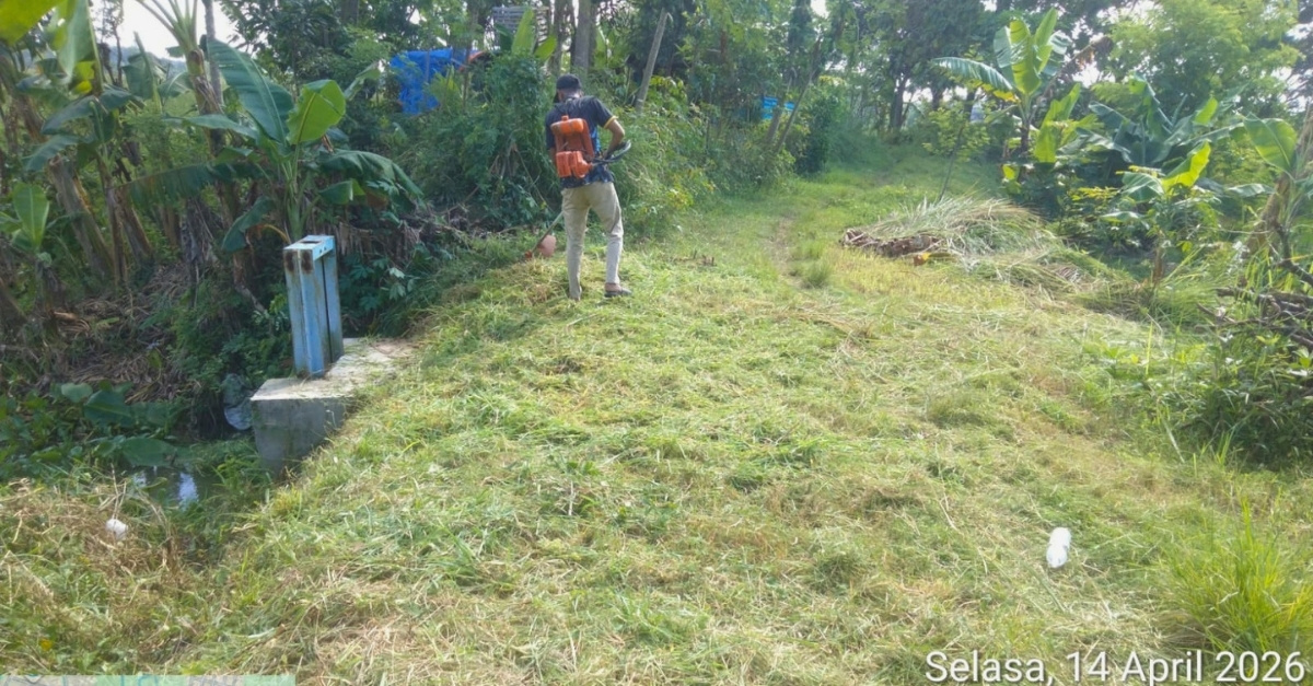 Foto: Pemeliharaan Infrastruktur Pengairan melalui Pemotongan Rumput di Pintu Air 3 dan 6 Waduk Palangan