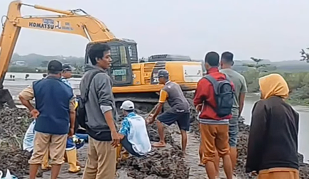 Foto: Hari Kedua Penanganan Tanggul Putus Saluran Pembuang Waduk Kalen Dilanjutkan