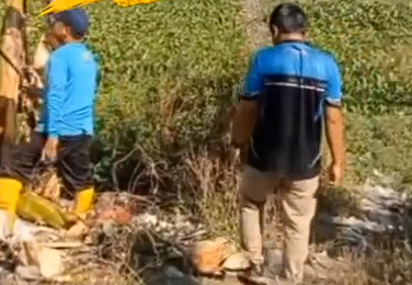 Foto: Petugas Bersihkan Area Intake Rawa Sogo untuk Jaga Kinerja Optimal