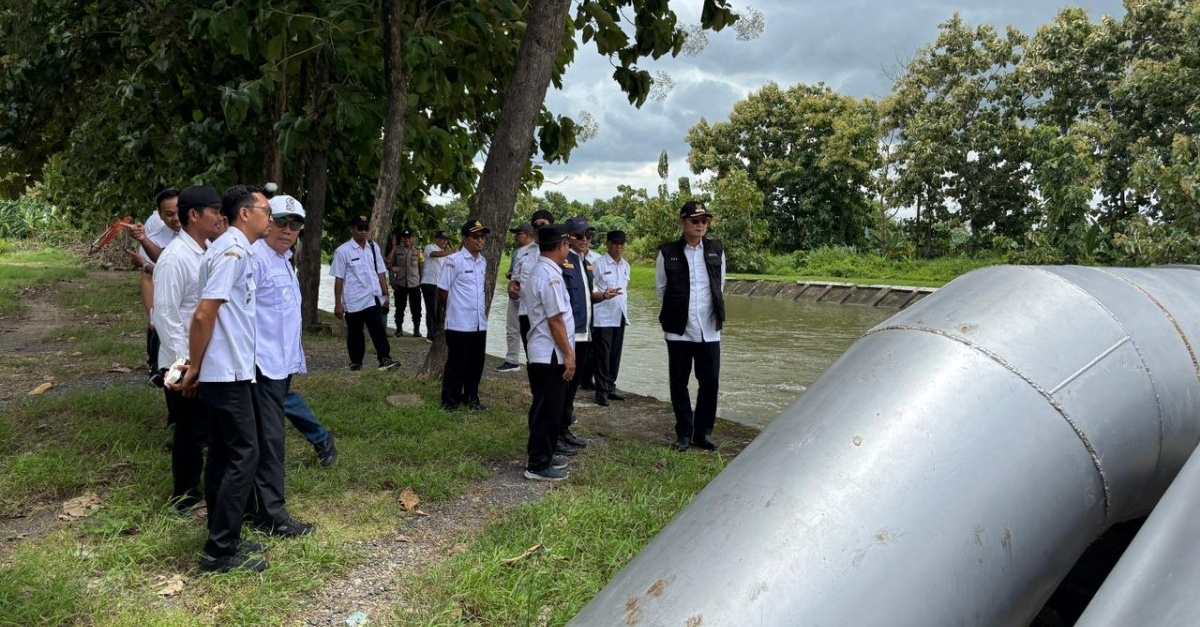 Foto: Bupati Lamongan Tinjau Penambahan Kapasitas Pompa Banjir di Pintu Air Kuro guna Percepatan Penanganan Banjir Wilayah Bengawan Jero