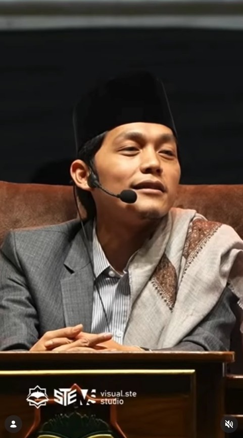 Foto: Ribuan masyarakat Lamongan memadati halaman Masjid Agung untuk mengikuti pengajian bersama Gus Iqdam di penghujung Ramadan.