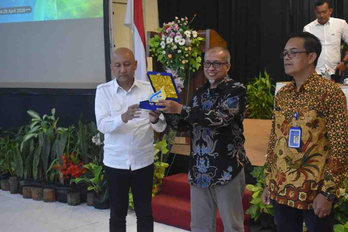 Foto: PEMBERIAN CINDERAMATA KEPADA DR. ROZIKIN SELAKU NARASUMBER BIMTEK