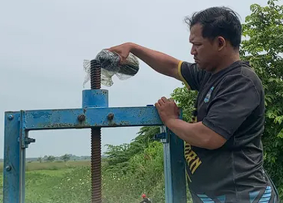 Foto: UPTD PSDA Babat Lakukan Pemeliharaan Pintu Air di DI Rawa Bulu