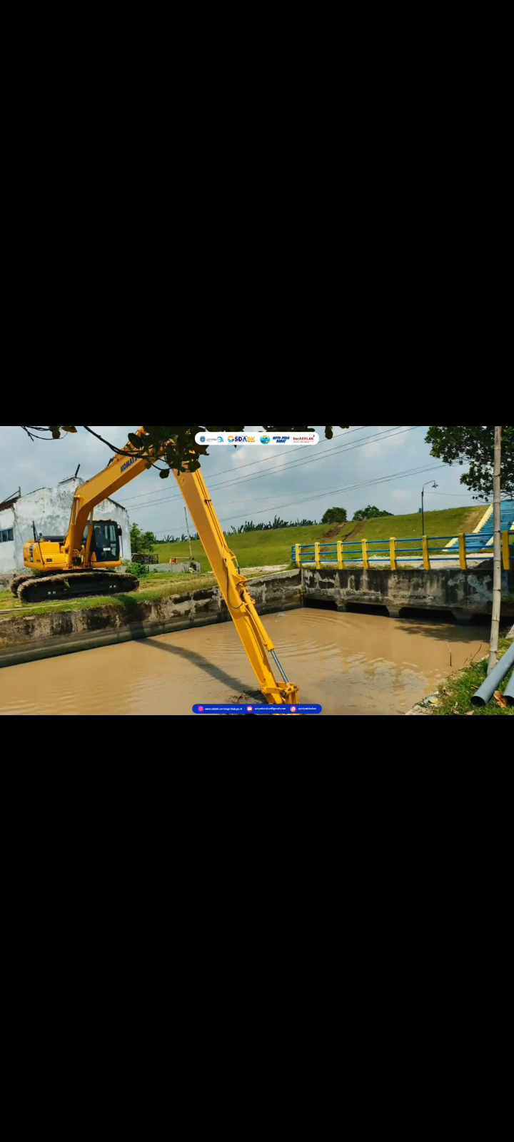 Foto: Demi kelancaran air irigasi, Dinas SDABK Kabupaten Lamongan melaksanakan kegiatan Normalisasi di Intake Besur pada Senin - Rabu (14-16 April 2026