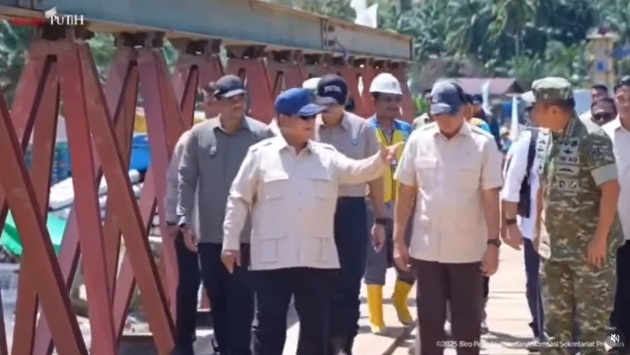 Foto: Presiden Prabowo Subianto meninjau langsung selesainya pemasangan Jembatan Bailey Sungai Garoga di Kecamatan Batang Toru, Kabupaten Tapanuli Selatan