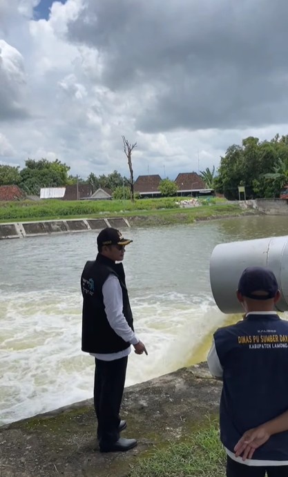 Foto: Gerak Cepat Kurangi Genangan, Bupati Lamongan Turun Langsung ke Bengawan Jero