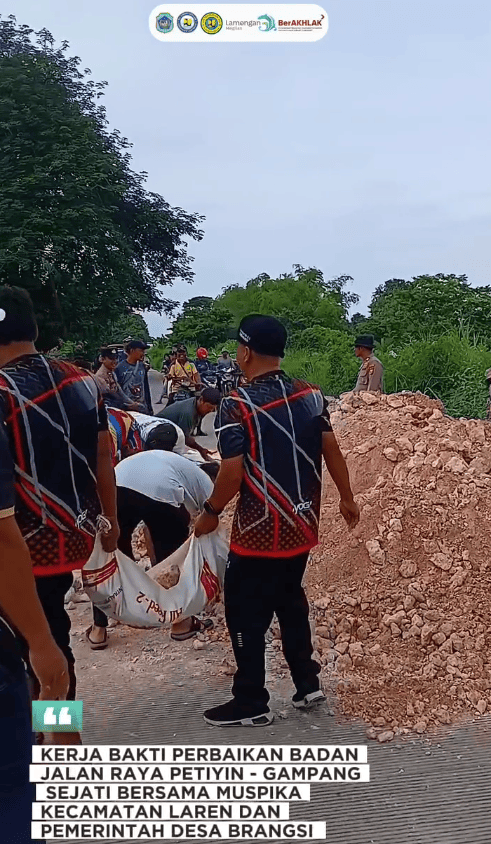 Foto: Kerja Bakti Perbaikan Badan Jalan Raya Petiyin - Gampang Sejati