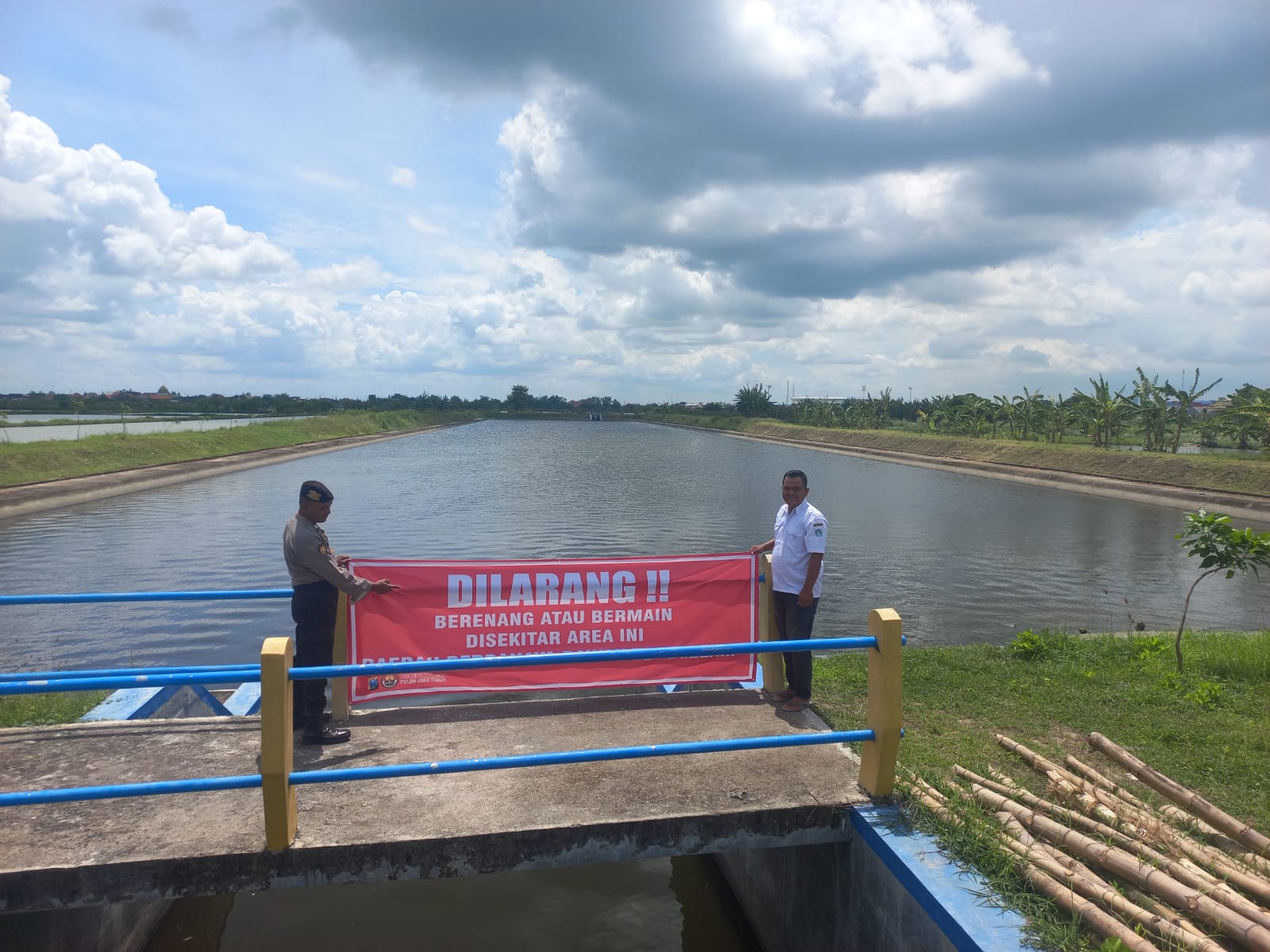 Foto: Pemasangan Peringatan Larangan Berenang di Kolam Retensi
