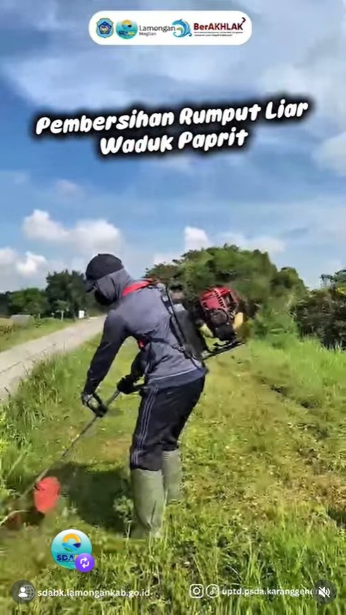 Foto: Pembersihan Rumput Liar Waduk Paprit