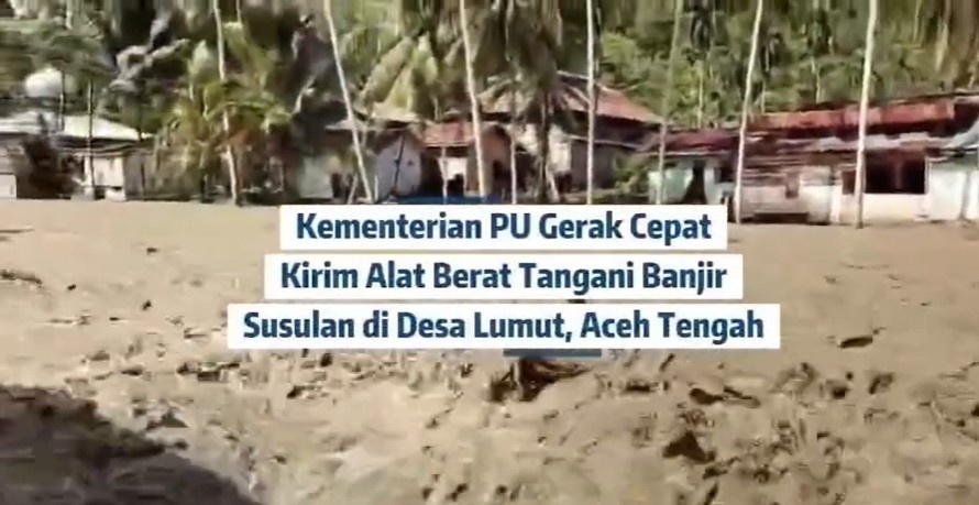 Foto: Akibat hujan deras pada Jumat malam, 2 Januari 2026, menyebabkan debit air sungai di sekitar Jembatan Kampung Lumut meluap dan menggenangi rumah warga.