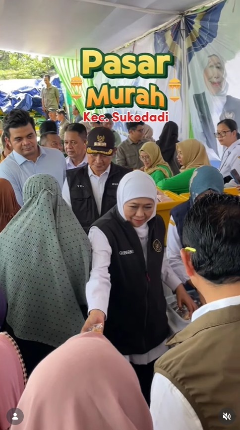 Foto: upati Lamongan Yuhronur Efendi mendampingi Gubernur Khofifah meninjau Pasar Murah di Kecamatan Sukodadi