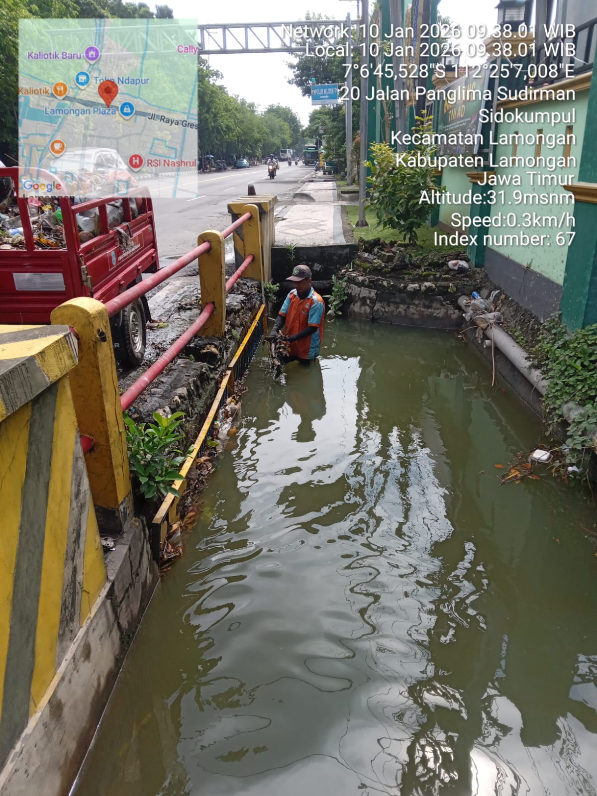 Foto: Pembersihan Saluran Kota Guna Memperlancar Aliran Pembuang Kota