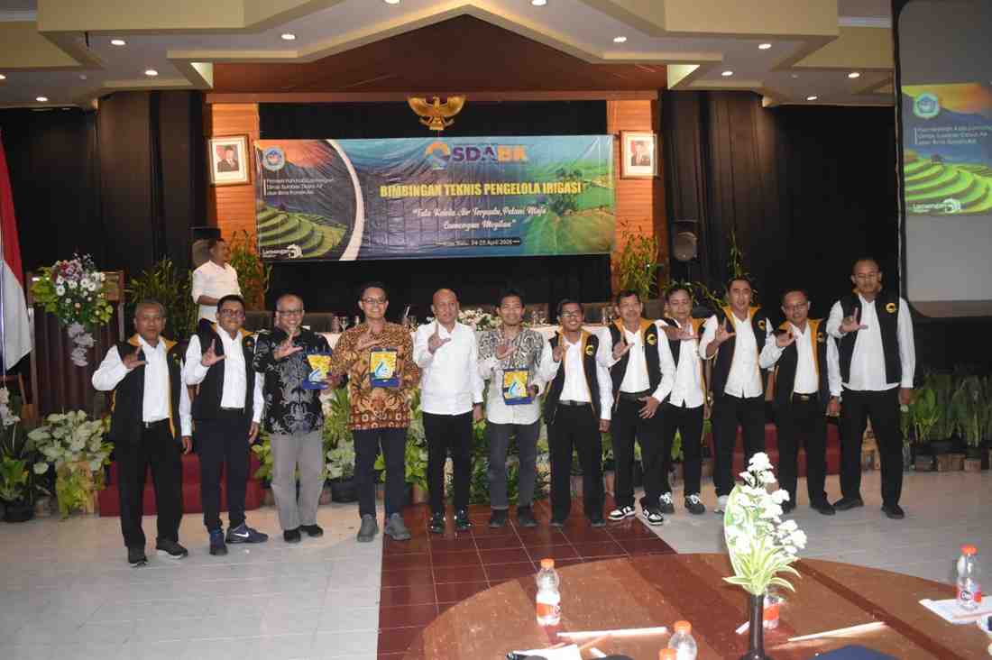 Foto: PEMAKAIAN ROMPI BERSAMA CEREMONIAL BIMTEK PENGELOLA IRIGASI