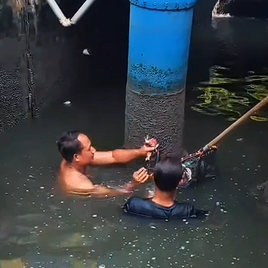 Foto: Pembersihan Area Pompa Pengendalian Banjir Babat, Pompa Kembali Berfungsi Optimal