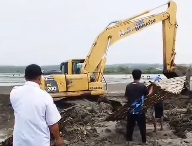 Foto: Hari ke-3 Penanganan Tanggul Putus Saluran Pembuang Waduk Kalen Terus Dilanjutkan