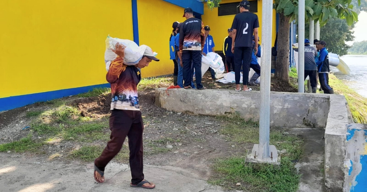 Foto: Penanganan Kebocoran Pintu Air Kuro oleh TPOP Bengawan Jero dan UPTD PSDA Kuro