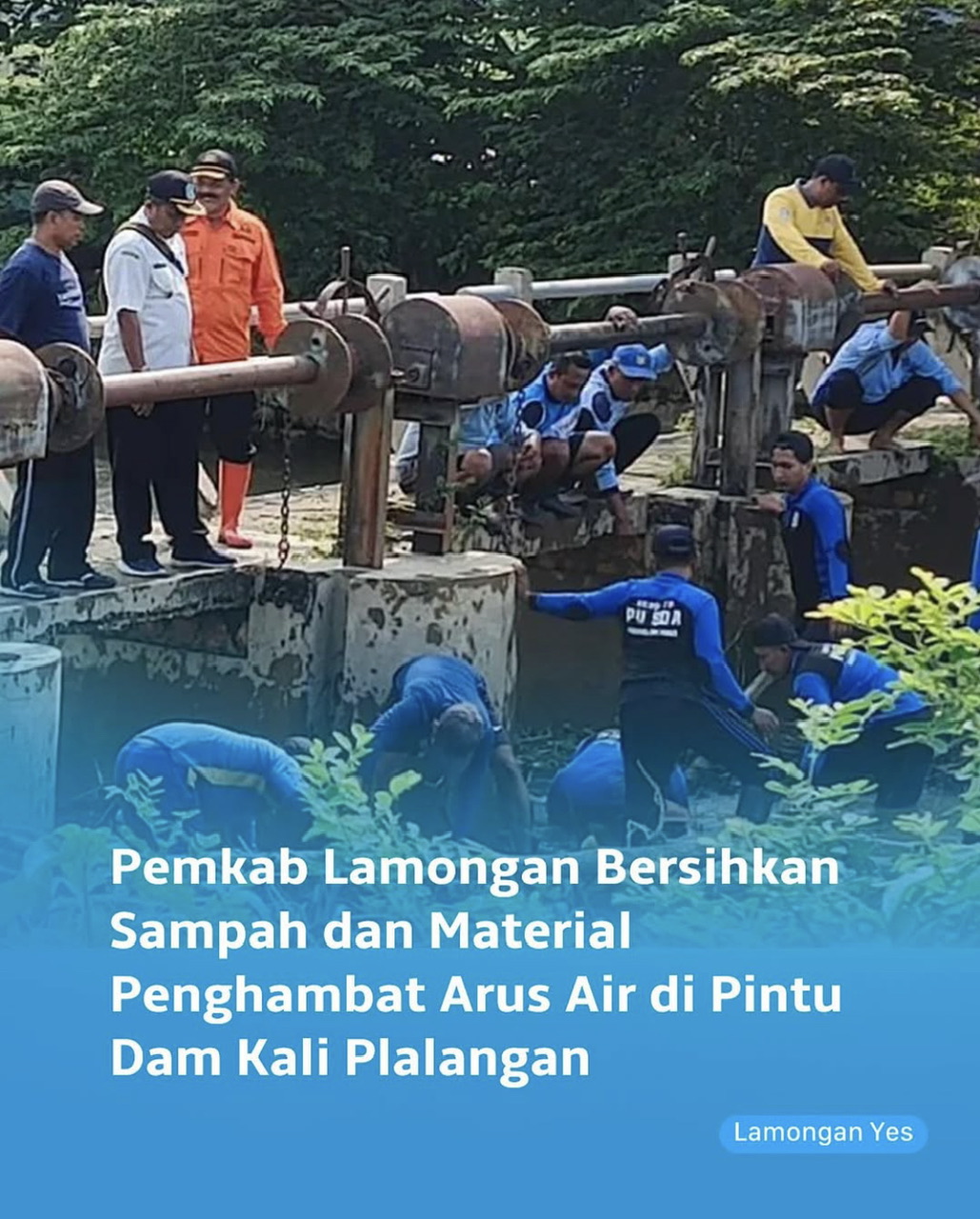 kegiatan pembersihan sampah dan material yang menghambat arus air di Pintu Dam Kali Plalangan, yang berlokasi di Desa Plosowahyu, Kecamatan Lamongan