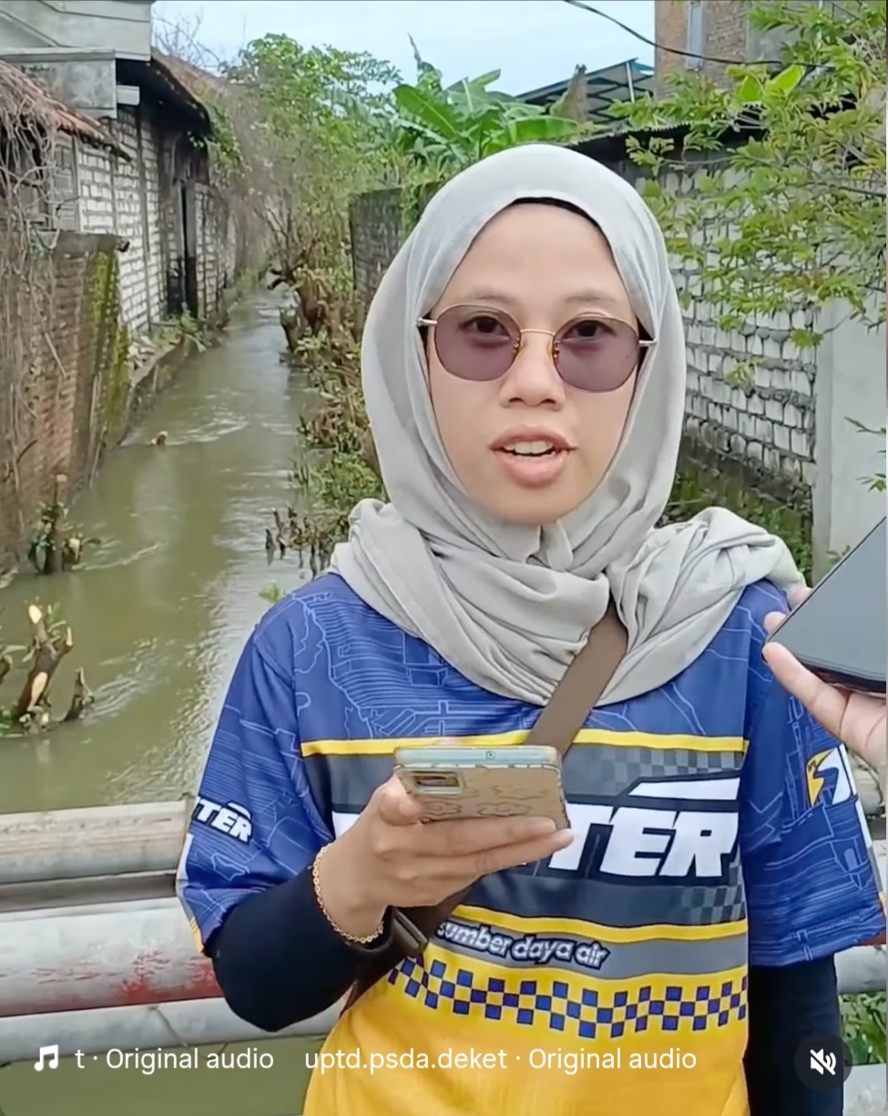 Foto: Pembersihan Sampah dan Tanaman Liar Saluran Pembuang Kecamatan Sukodadi