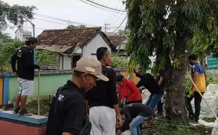 Foto: Kerja Bakti Bersihkan Kali Konang, Wujud Sinergi Jaga Kelancaran Aliran Air