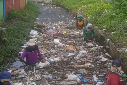 Foto: Pemeliharaan Kanal Banjir Babat, Saluran Bedahan Dibersihkan dari Sampah