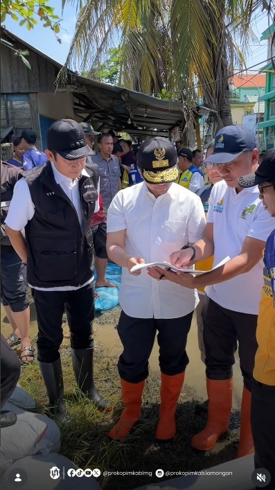 Foto: Bupati Lamongan Yuhronur Efendi mendampingi Wakil Gubernur Jawa Timur Emil Elestianto Dardak meninjau langsung genangan di Desa Sungelebak, Karanggeneng