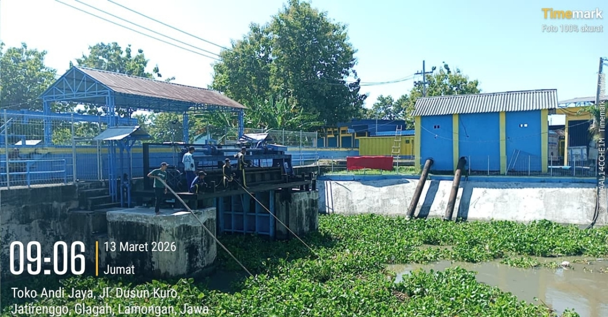 Foto: Penggelontoran Eceng Gondok di Pintu Air Kuro bersama TPOP Bengawan Jero