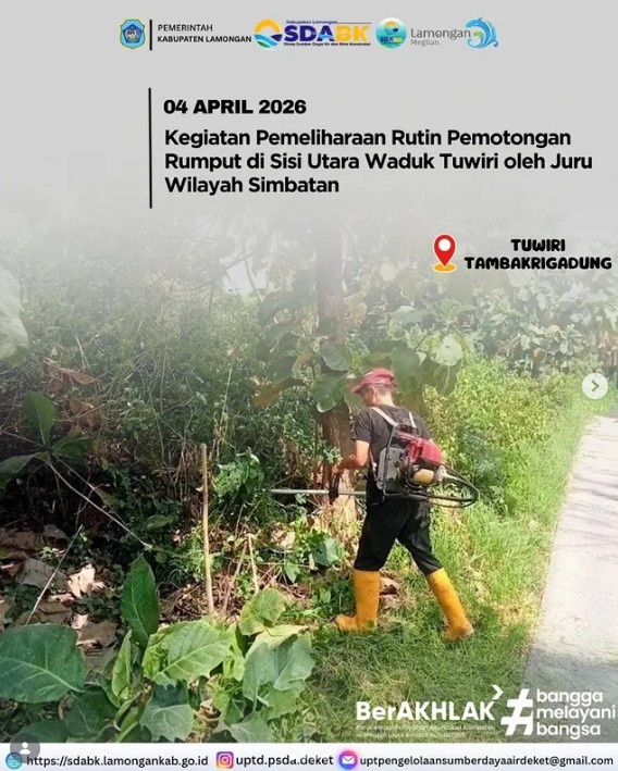 Foto: Pemeliharaaan Rutin Pemotongan Rumput di Sisi Utara Waduk Tuwiri